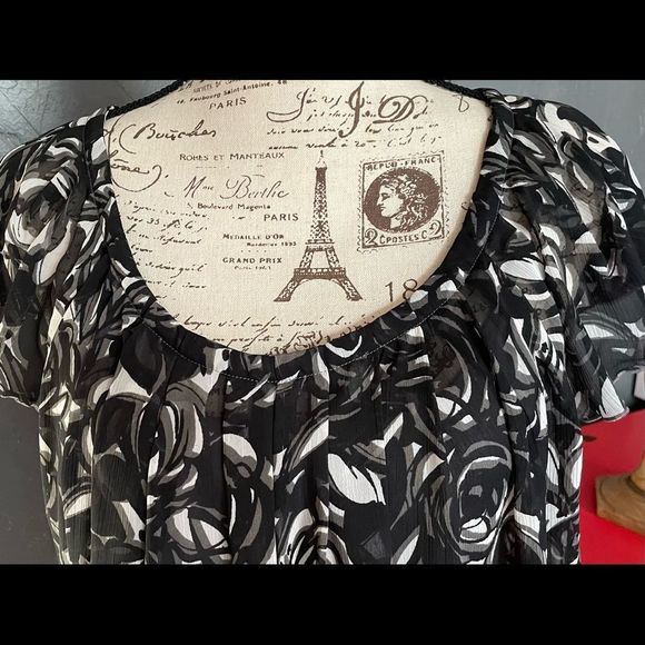 Liz Claiborne Flounce Floral Top - Picture 5 of 13